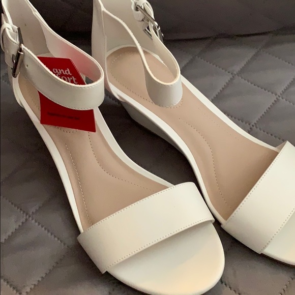 Cute white wedges - Picture 2 of 4